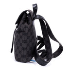 Mochila de lona con monograma negro pequeño con solapa y bolsillo frontal con cremallera
