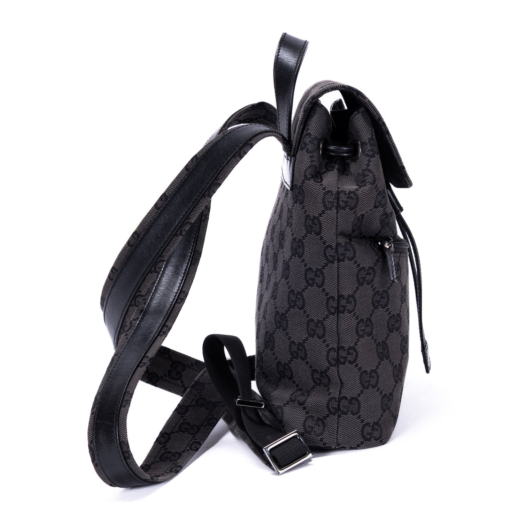 Mochila de lona con monograma negro pequeño con solapa y bolsillo frontal con cremallera