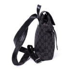 Mochila de lona con monograma negro pequeño con solapa y bolsillo frontal con cremallera
