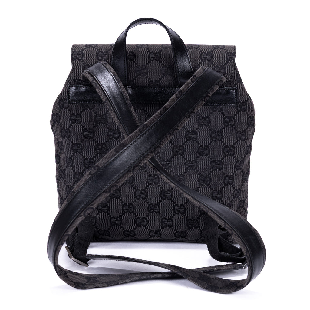 Mochila de lona con monograma negro pequeño con solapa y bolsillo frontal con cremallera