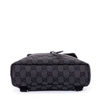 Mochila de lona con monograma negro pequeño con solapa y bolsillo frontal con cremallera