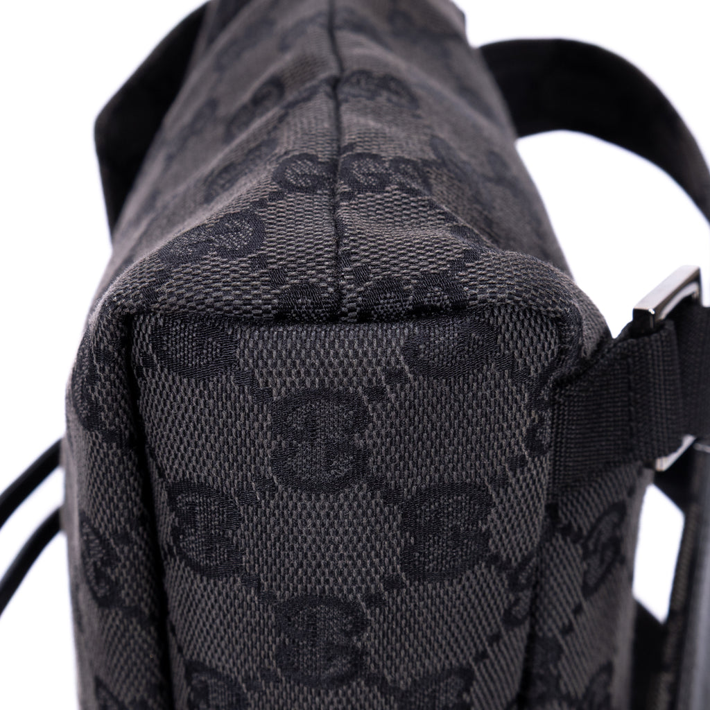 Mochila de lona con monograma negro pequeño con solapa y bolsillo frontal con cremallera