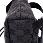 Mochila de lona con monograma negro pequeño con solapa y bolsillo frontal con cremallera