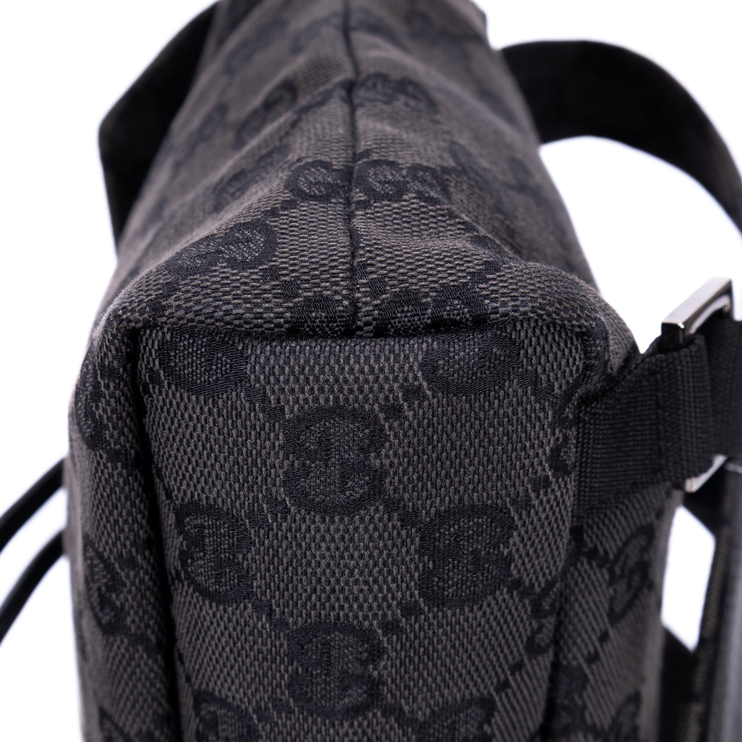 Mochila de lona con monograma negro pequeño con solapa y bolsillo frontal con cremallera