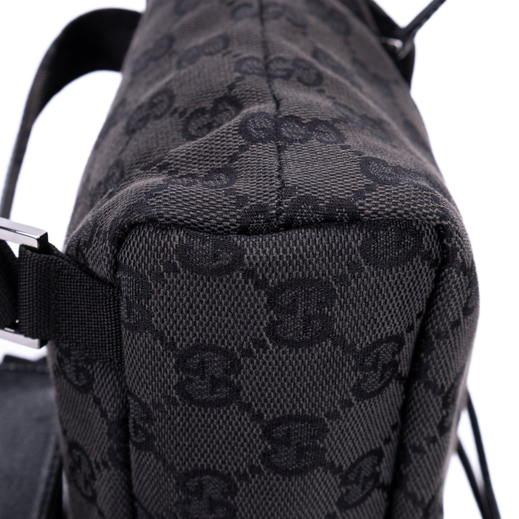 Mochila de lona con monograma negro pequeño con solapa y bolsillo frontal con cremallera