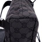 Mochila de lona con monograma negro pequeño con solapa y bolsillo frontal con cremallera