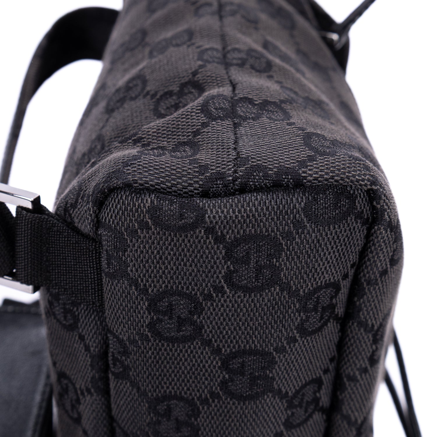 Mochila de lona con monograma negro pequeño con solapa y bolsillo frontal con cremallera