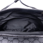 Mochila de lona con monograma negro pequeño con solapa y bolsillo frontal con cremallera