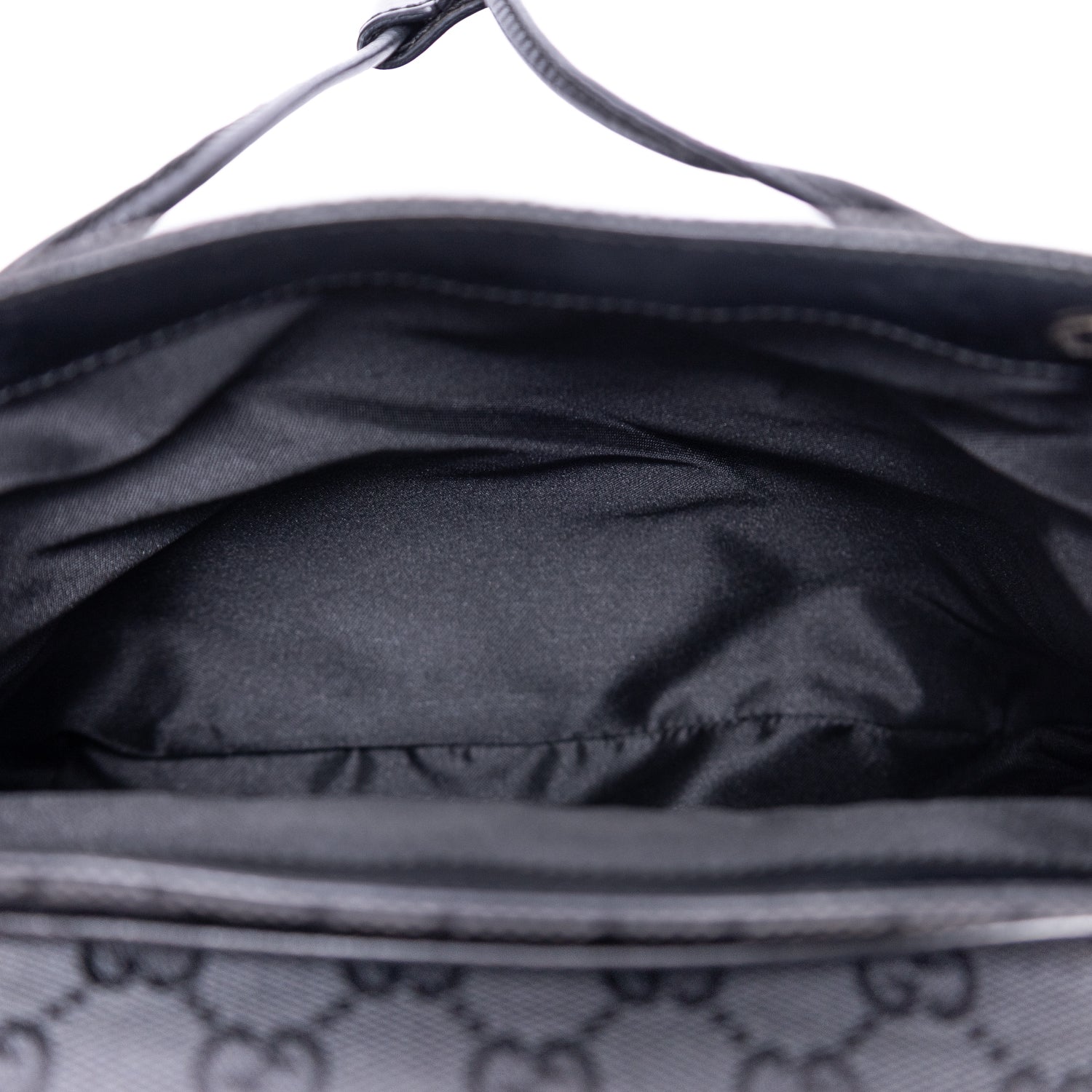 Mochila de lona con monograma negro pequeño con solapa y bolsillo frontal con cremallera
