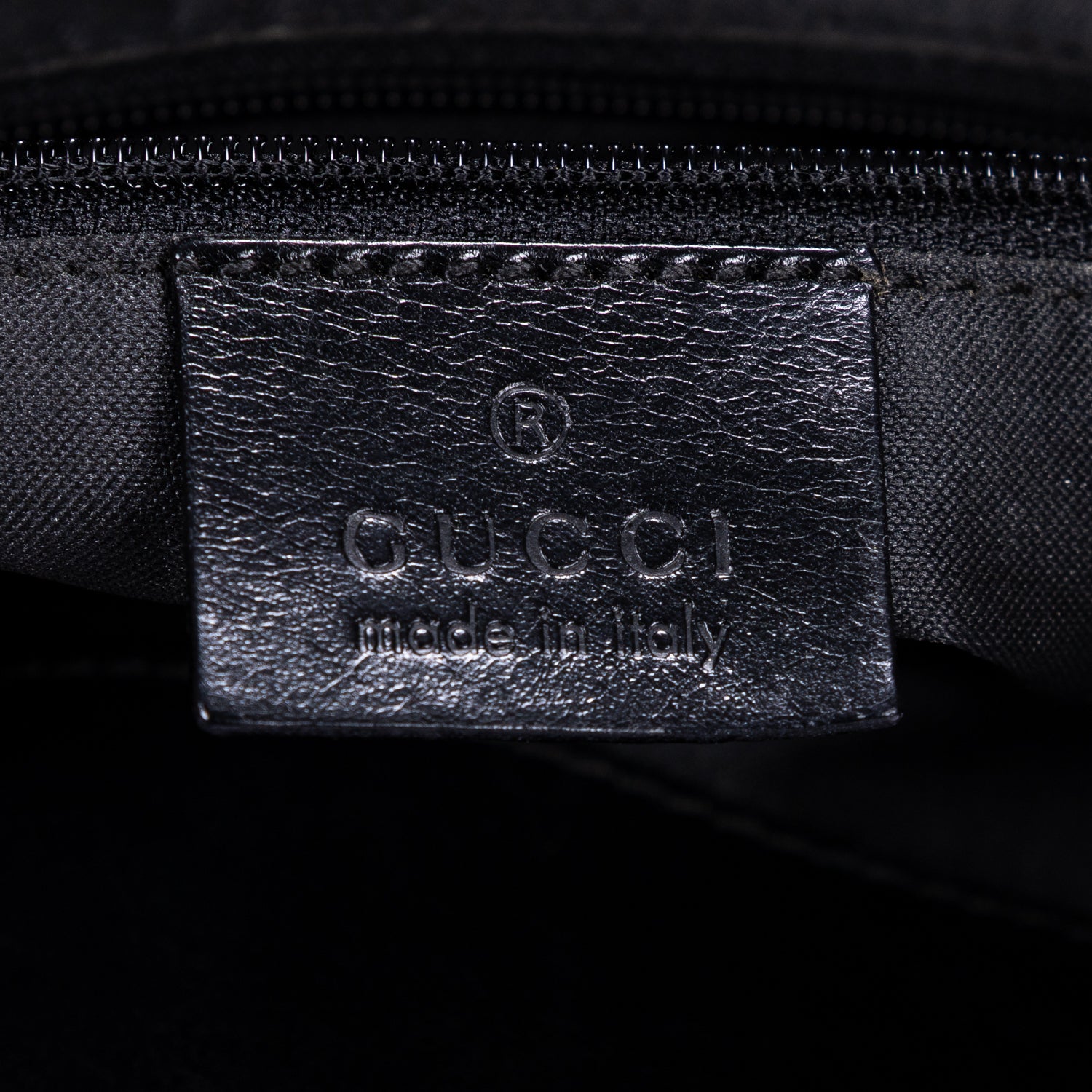 Mochila de lona con monograma negro pequeño con solapa y bolsillo frontal con cremallera