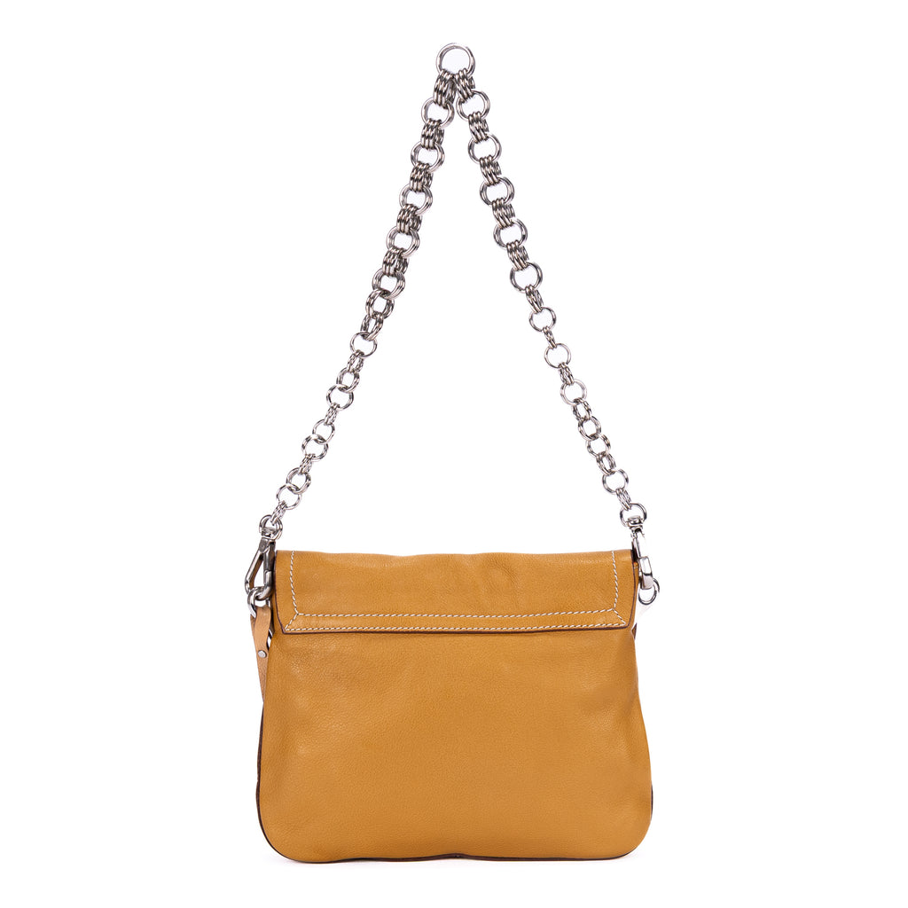 Sac bandoulière à rabat avec pompon et chaîne en cuir Vitello Daino beige