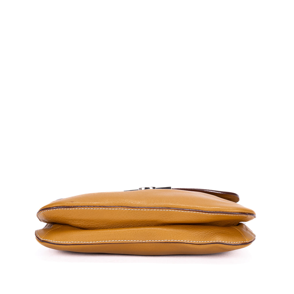 Sac bandoulière à rabat avec pompon et chaîne en cuir Vitello Daino beige