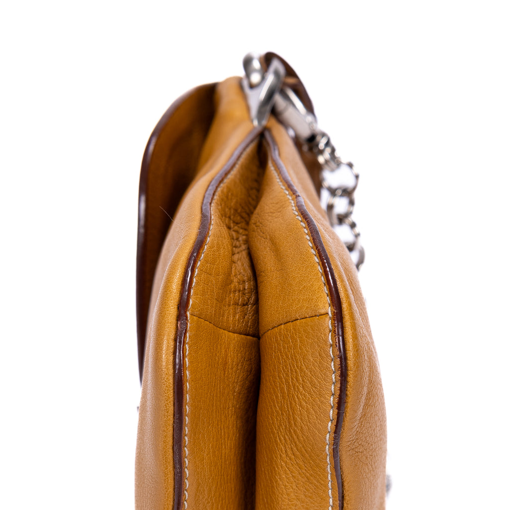 Sac bandoulière à rabat avec pompon et chaîne en cuir Vitello Daino beige