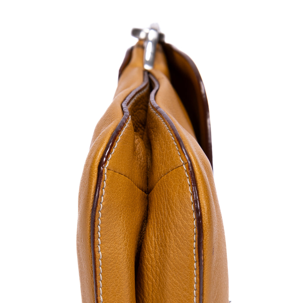 Sac bandoulière à rabat avec pompon et chaîne en cuir Vitello Daino beige