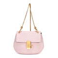 Bolso de hombro Drew Crossbody de piel de becerro granulada rosa