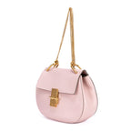 Bolso de hombro Drew Crossbody de piel de becerro granulada rosa