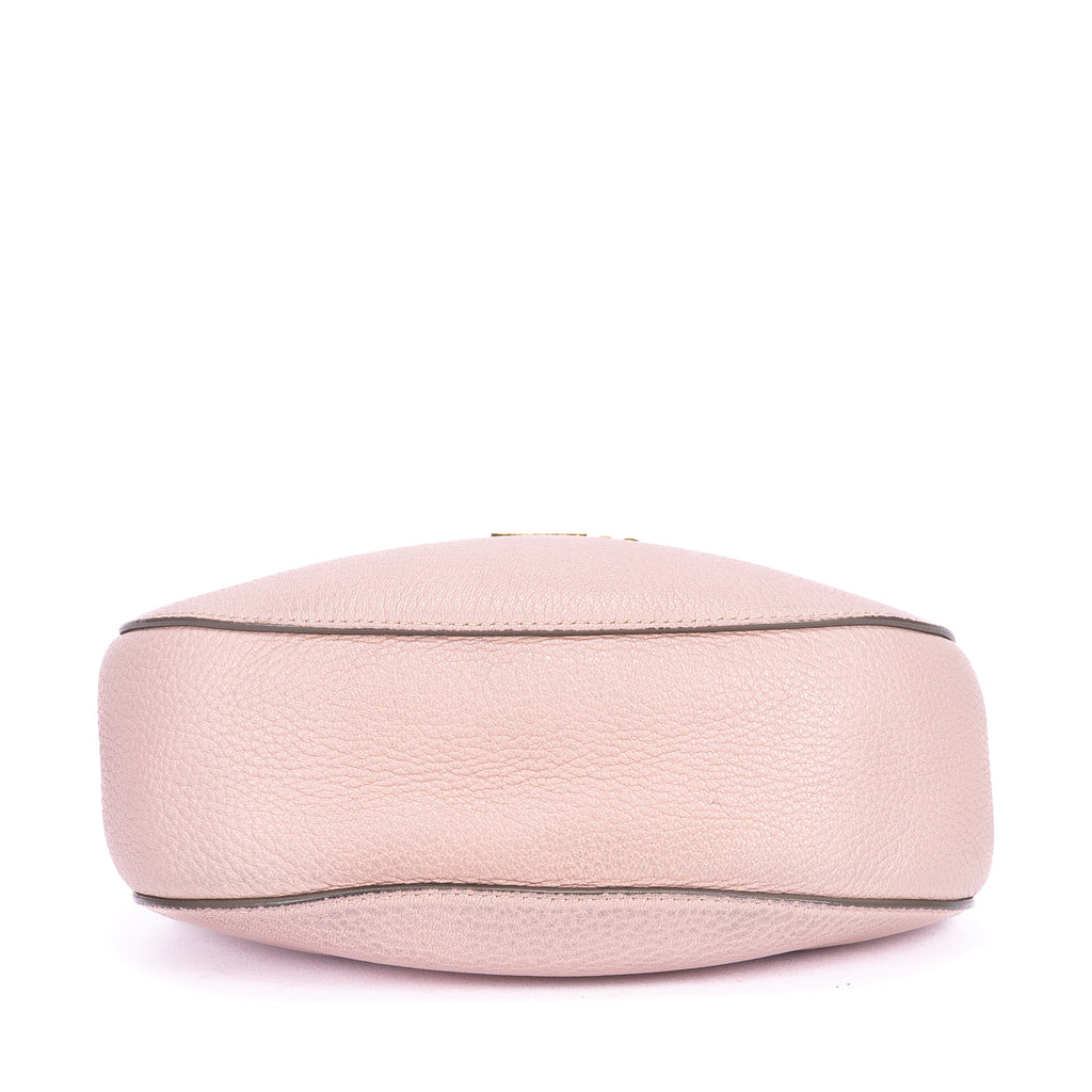 Bolso de hombro Drew Crossbody de piel de becerro granulada rosa