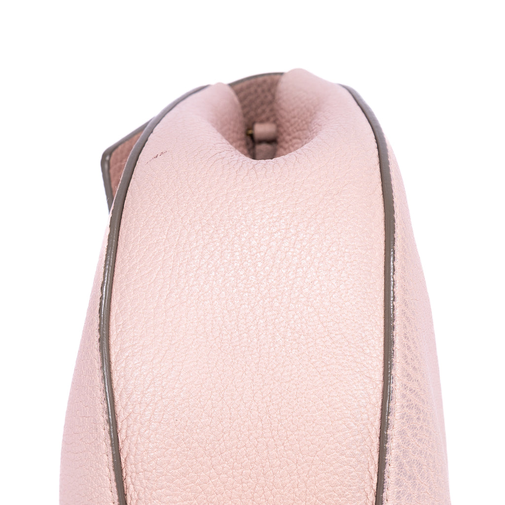 Bolso de hombro Drew Crossbody de piel de becerro granulada rosa