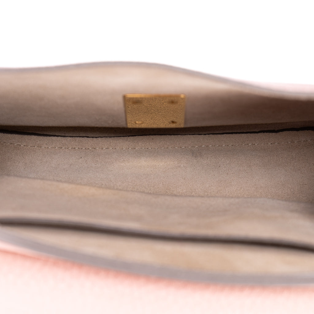 Bolso de hombro Drew Crossbody de piel de becerro granulada rosa