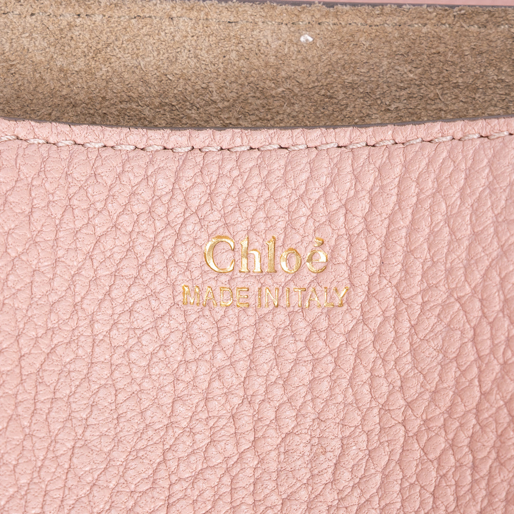 Bolso de hombro Drew Crossbody de piel de becerro granulada rosa