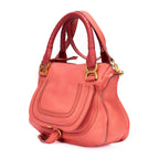 Sac porté épaule Marcie Medium rose poudré en cuir de veau grainé