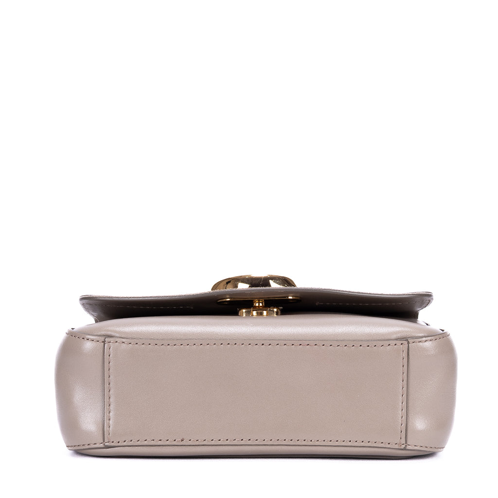 Sac porté épaule Mini C Crossbody Mini en cuir de veau lisse taupe