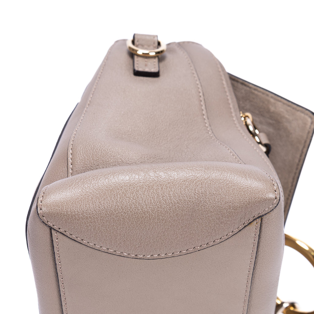 Sac à Bandoulière Faye Day Petit en Cuir de Veau Lisse Gris