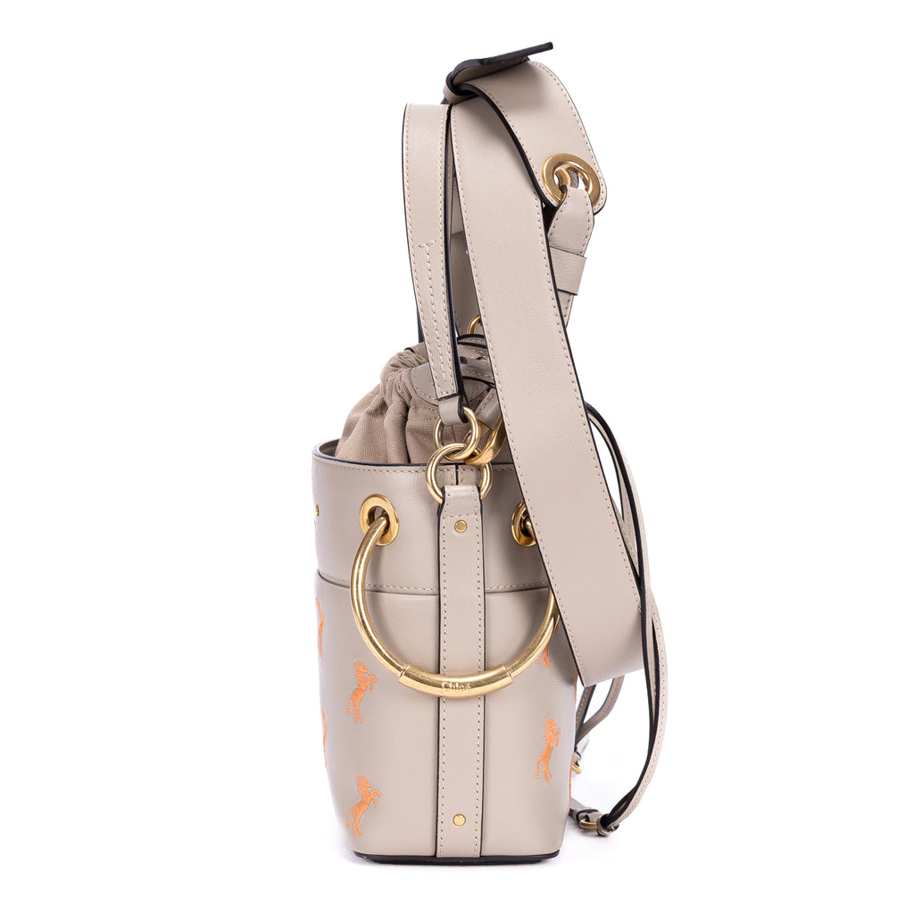 Sac bandoulière Roy Bucket en cuir de veau lisse gris