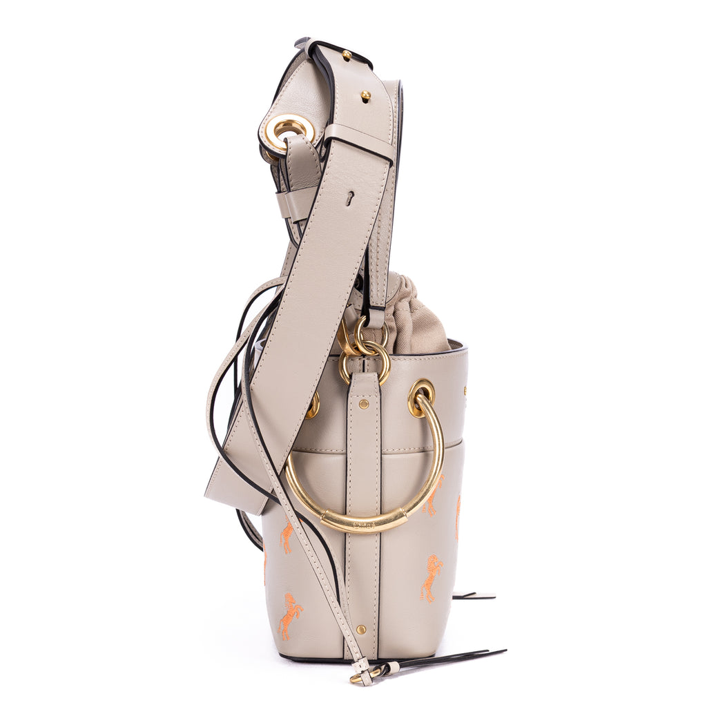 Sac bandoulière Roy Bucket en cuir de veau lisse gris