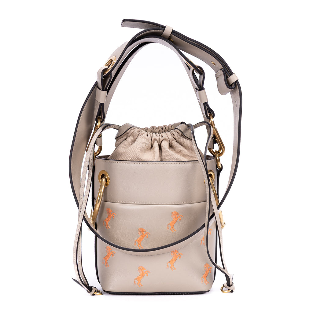 Sac bandoulière Roy Bucket en cuir de veau lisse gris