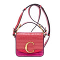 Sac bandoulière C en cuir de veau rouge gaufré crocodile