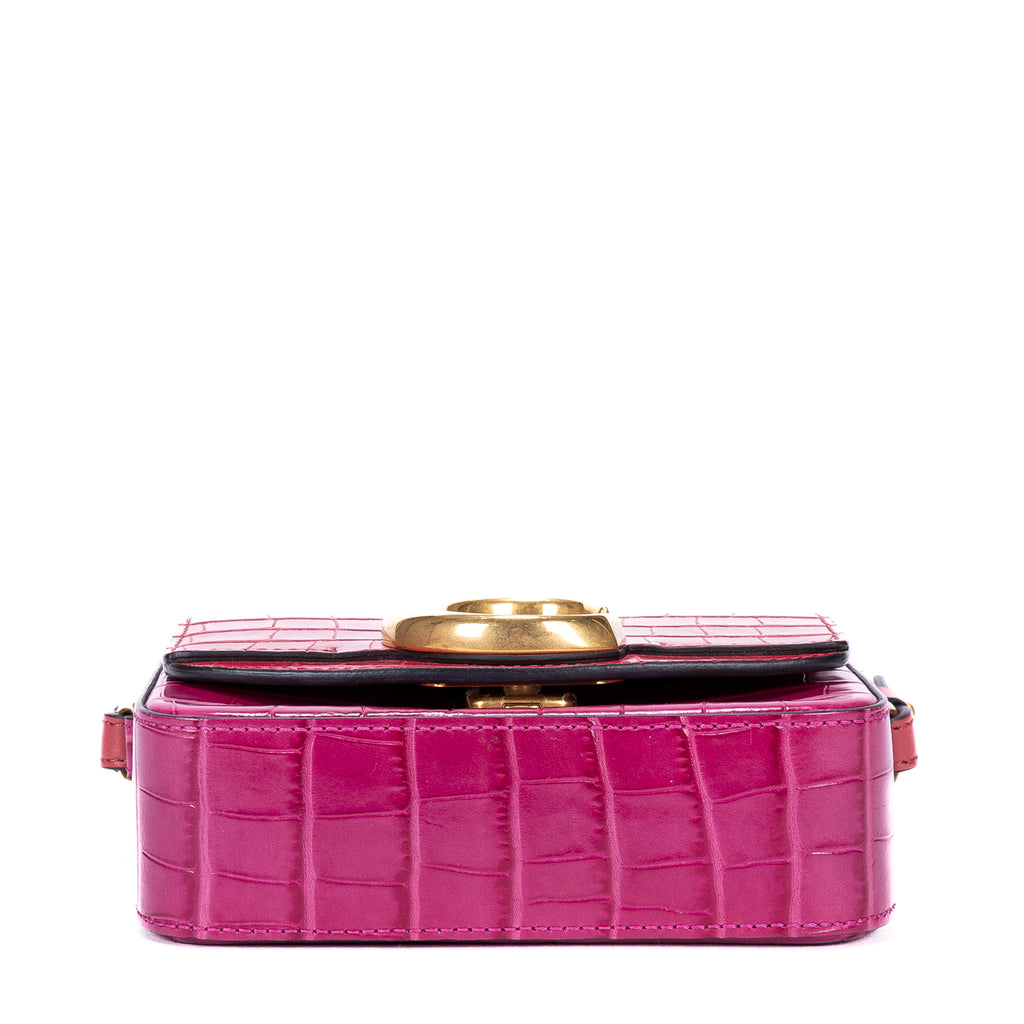 Sac bandoulière C en cuir de veau rouge gaufré crocodile