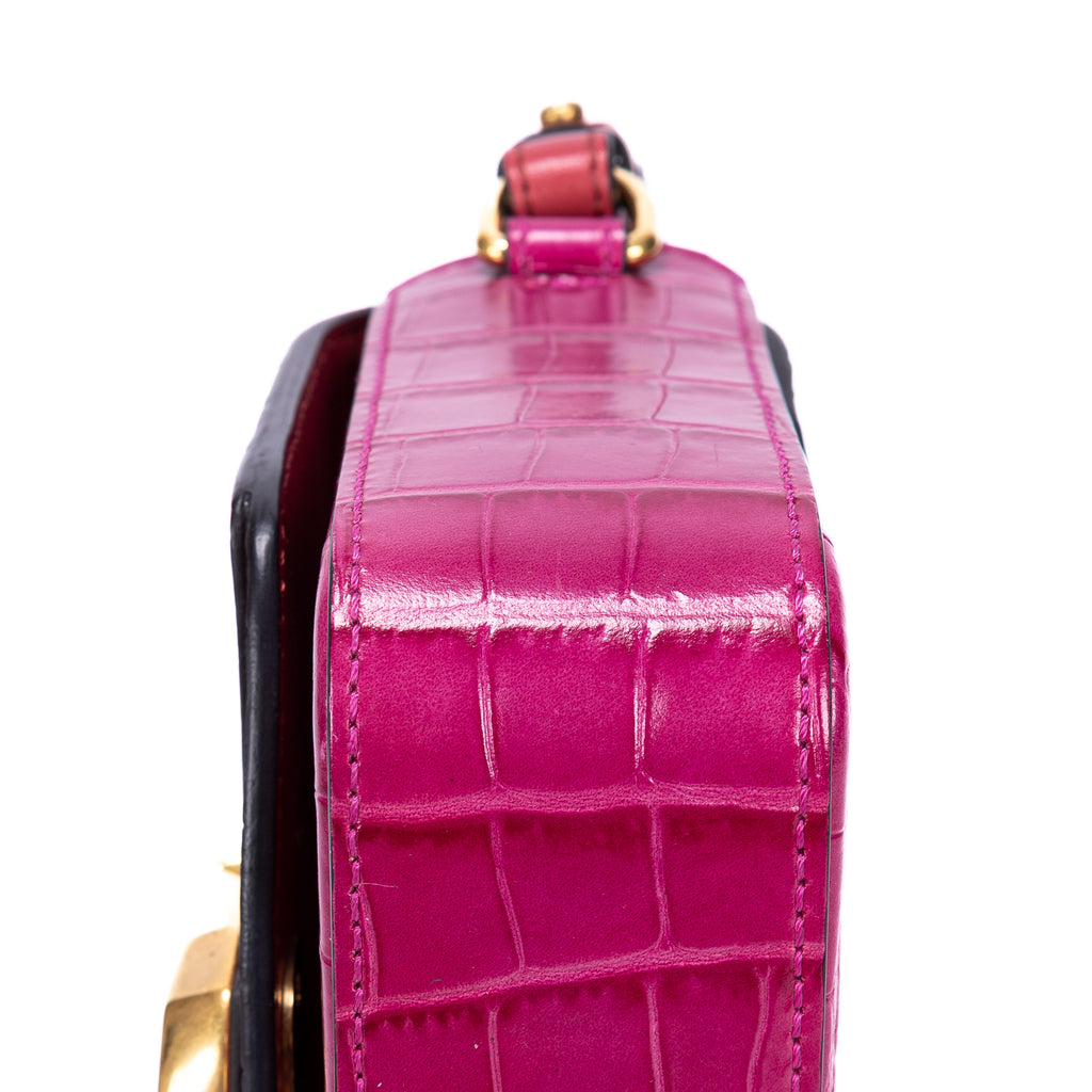 Sac bandoulière C en cuir de veau rouge gaufré crocodile