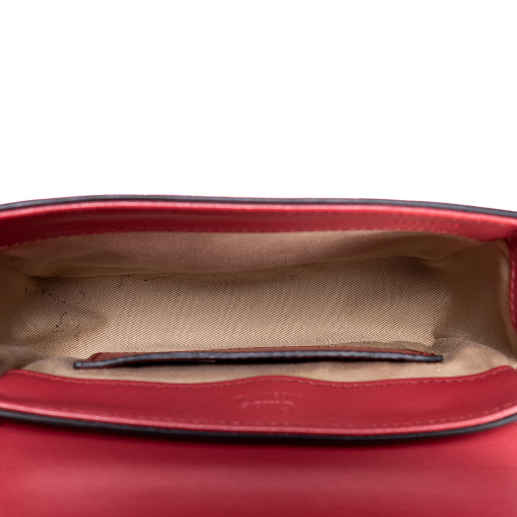 Sac bandoulière C en cuir de veau rouge gaufré crocodile