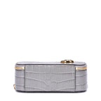 Sac à bandoulière C en cuir de veau gaufré façon crocodile gris
