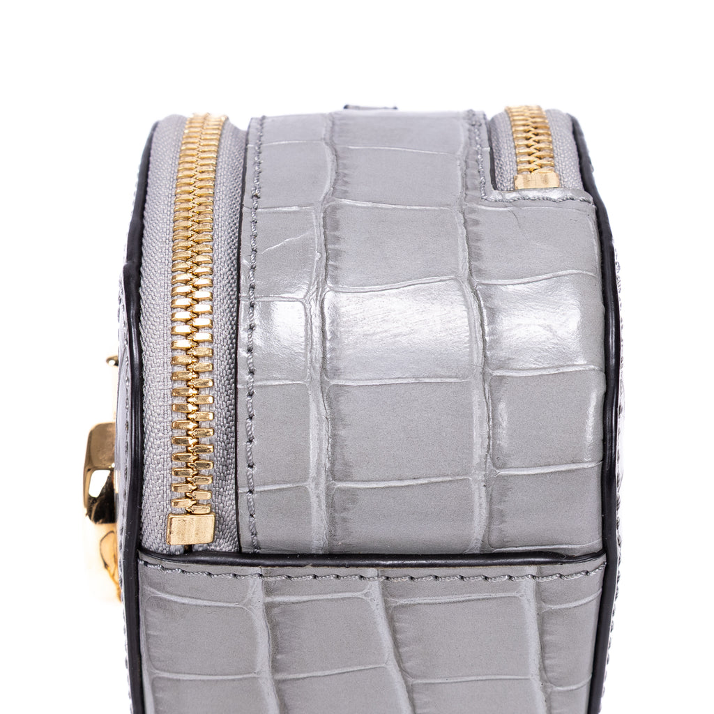 Sac à bandoulière C en cuir de veau gaufré façon crocodile gris
