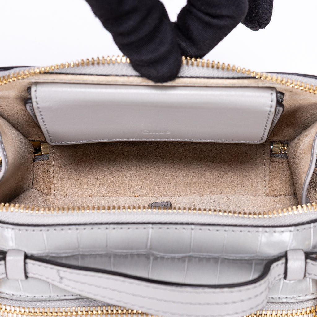 Sac à bandoulière C en cuir de veau gaufré façon crocodile gris