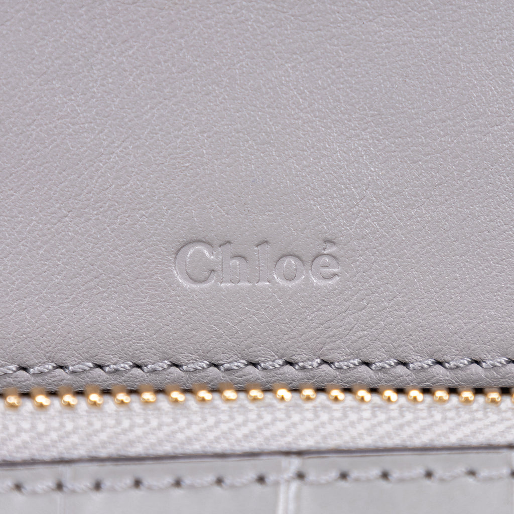 Sac à bandoulière C en cuir de veau gaufré façon crocodile gris