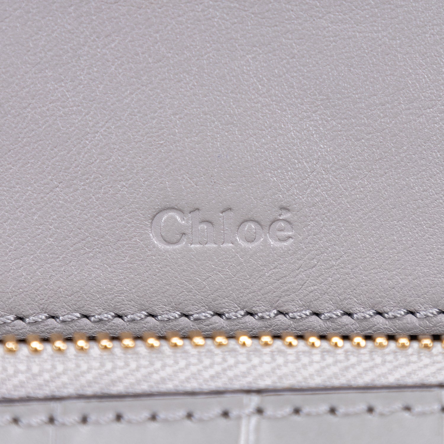 Sac à bandoulière C en cuir de veau gaufré façon crocodile gris
