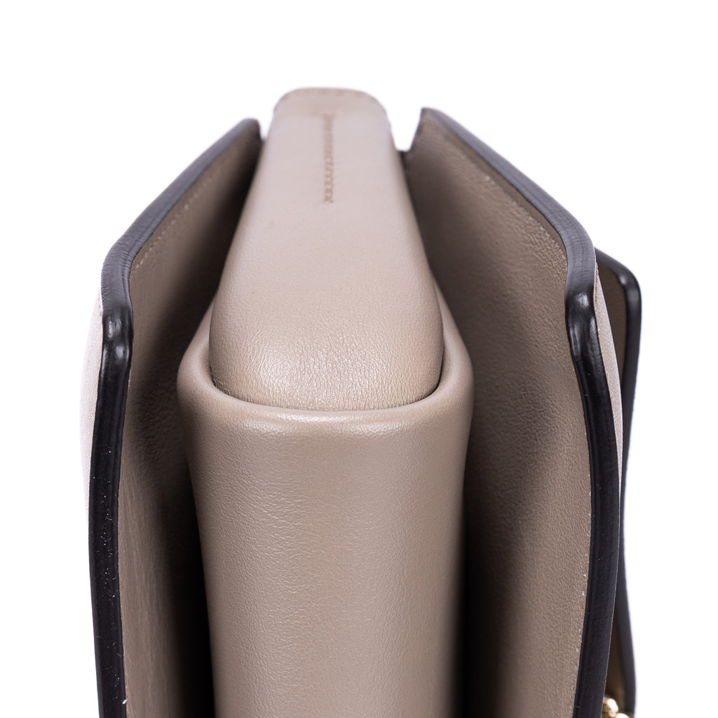 Bolso al Hombro Faye Pequeño Piel de Becerro Lisa Gris