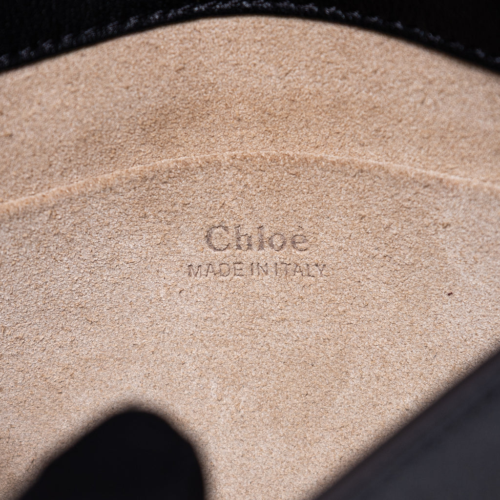 Bolso de hombro Nile Bracelet Bag de piel de becerro negra