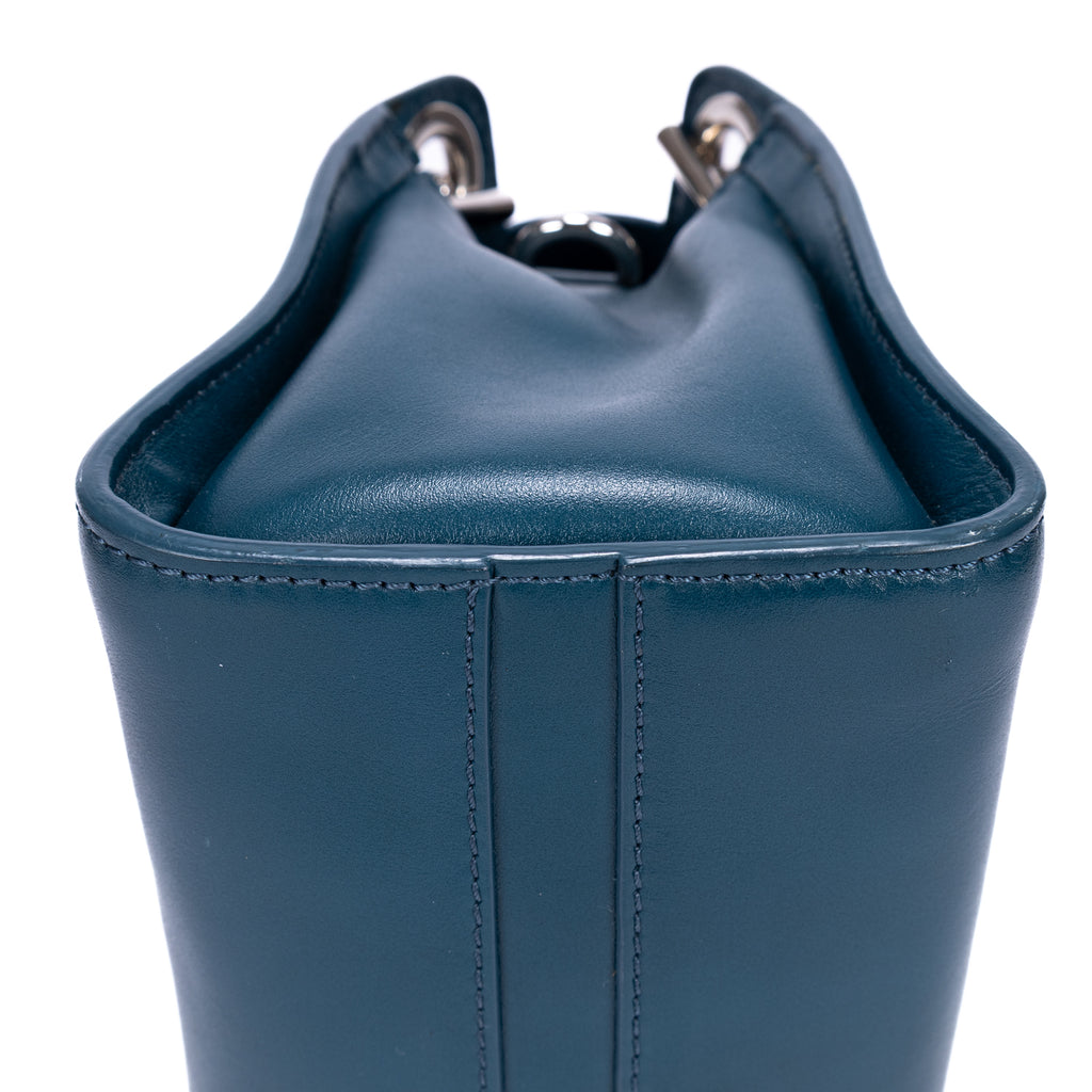 Bolso de hombro Annie Chain Piel de becerro lisa azul