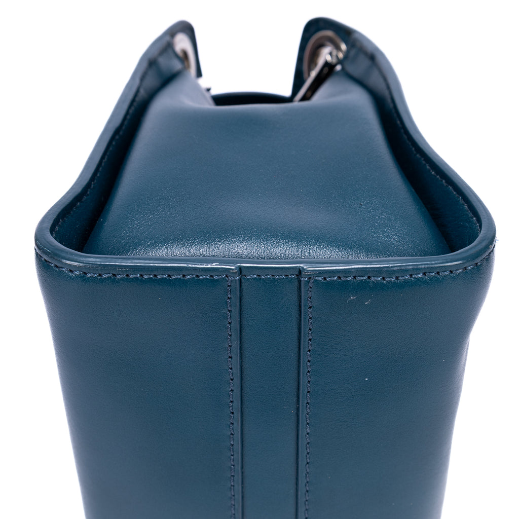 Bolso de hombro Annie Chain Piel de becerro lisa azul