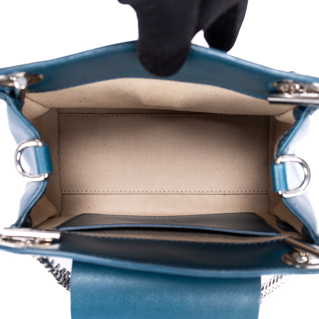 Bolso de hombro Annie Chain Piel de becerro lisa azul