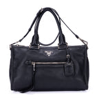 Bolso de Hombro Bolsillo Frontal Asa Doble Tote de Cuero Vitello Phenix Negro