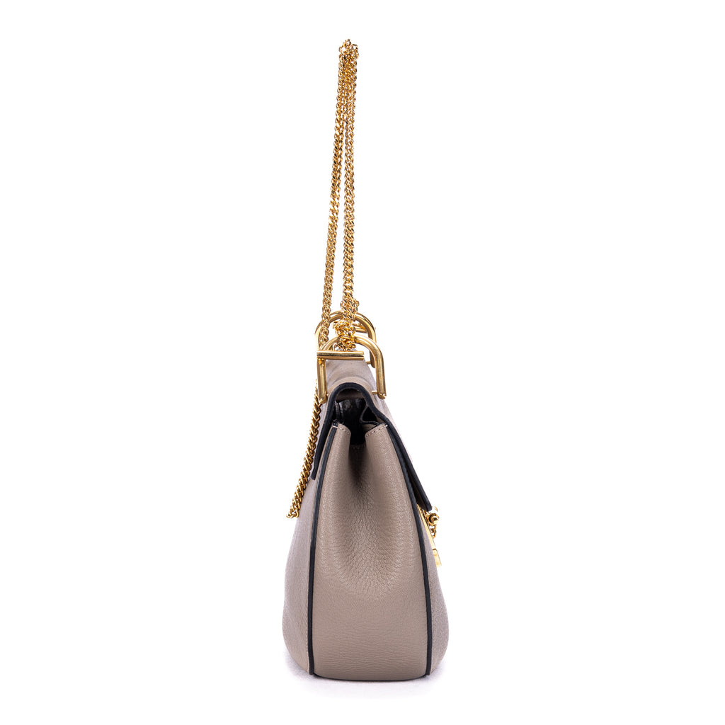 Sac porté épaule Drew petit modèle en cuir de veau grainé taupe