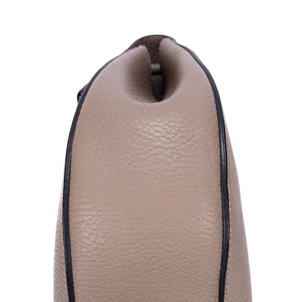 Sac porté épaule Drew petit modèle en cuir de veau grainé taupe