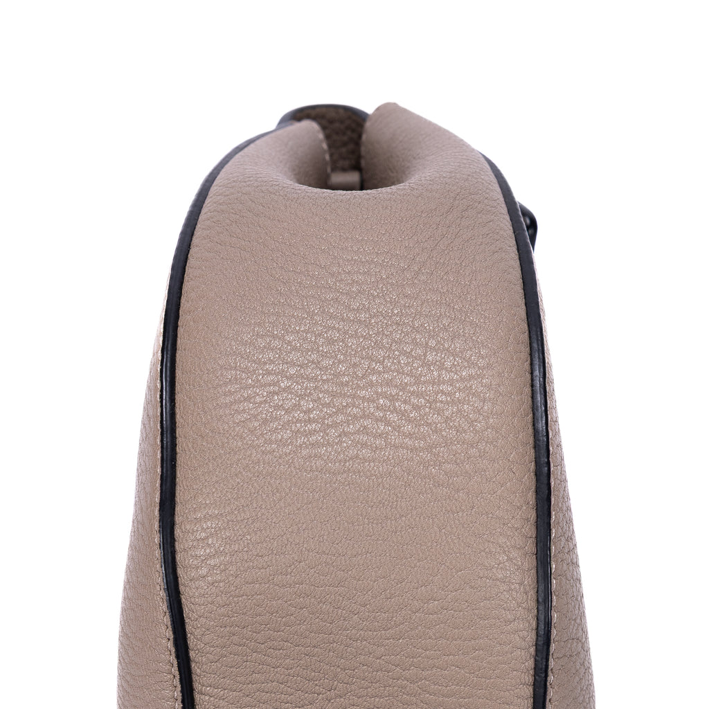 Sac porté épaule Drew petit modèle en cuir de veau grainé taupe