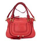 Bolso de hombro mediano Marcie Saddle Piel de becerro granulada roja