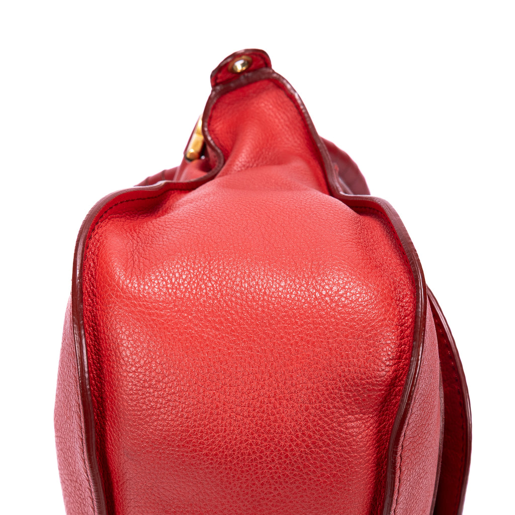 Bolso de hombro mediano Marcie Saddle Piel de becerro granulada roja